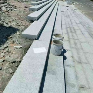 南阳 芝麻白整石台阶，施工现场