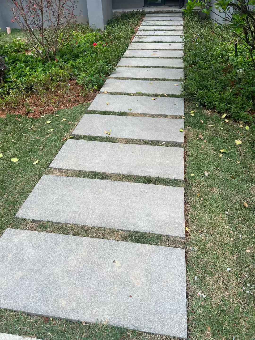 南阳 芝麻黑小区踏步、汀步石铺装效果