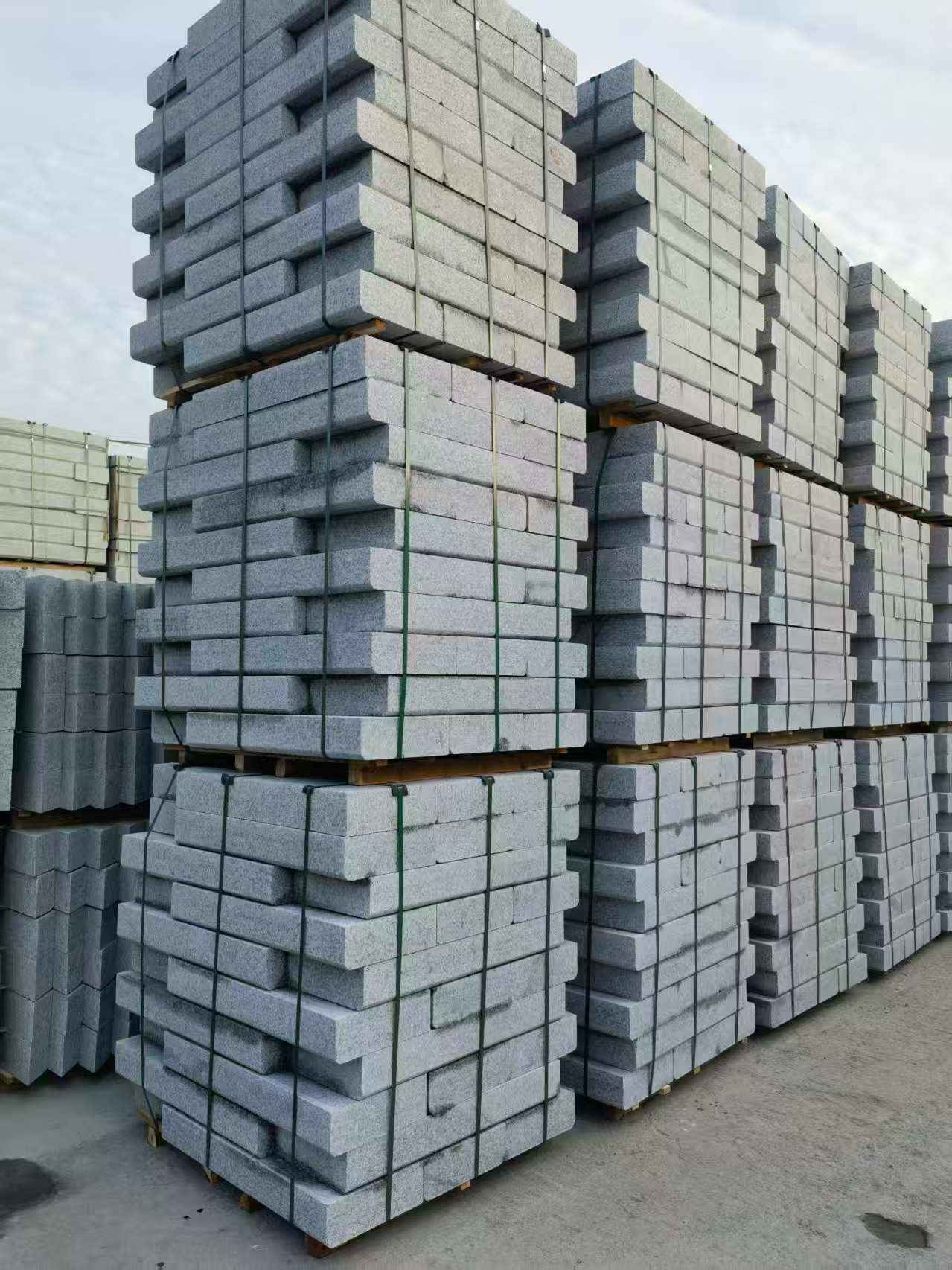 南阳 路沿石（路侧石），颜色一致，尺寸标准