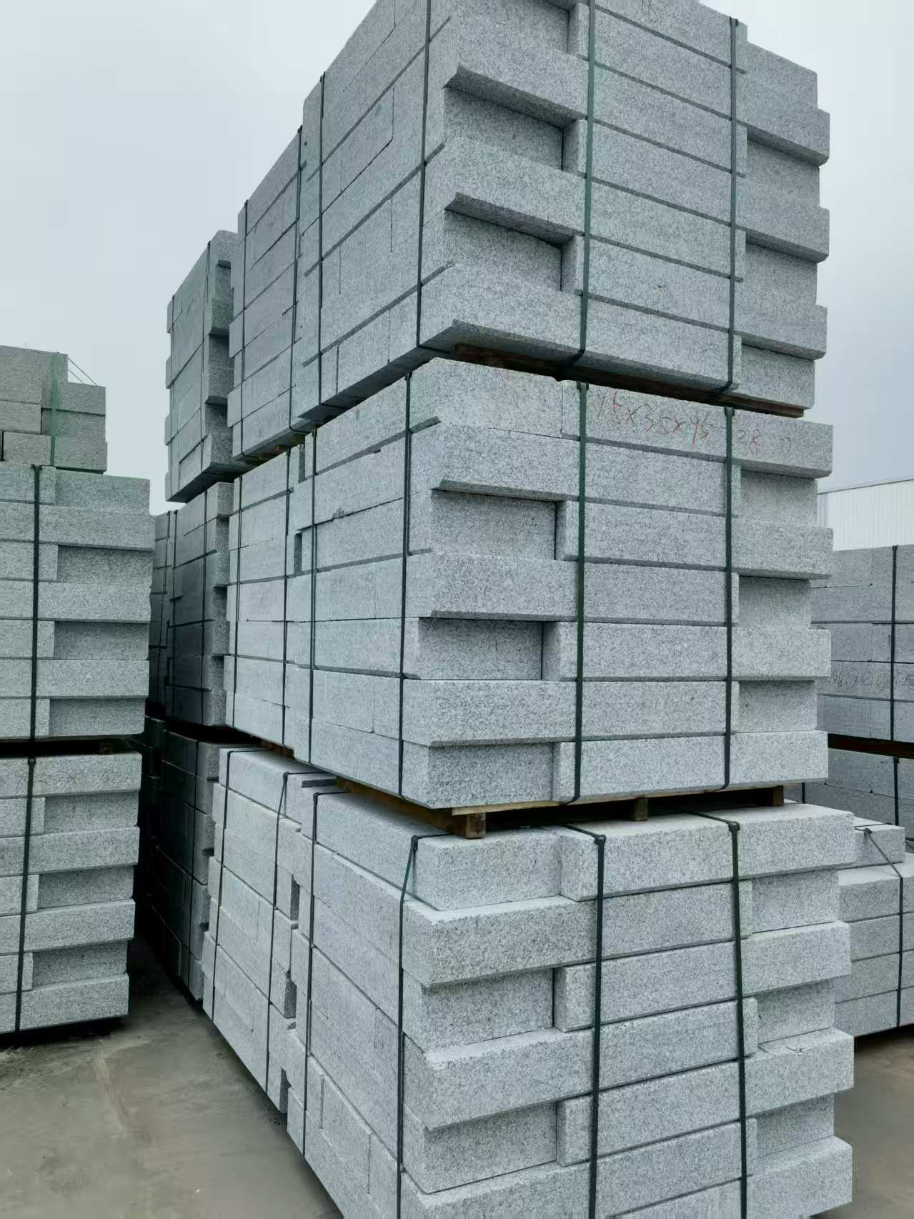 南阳 路沿石，板板正正的路沿石