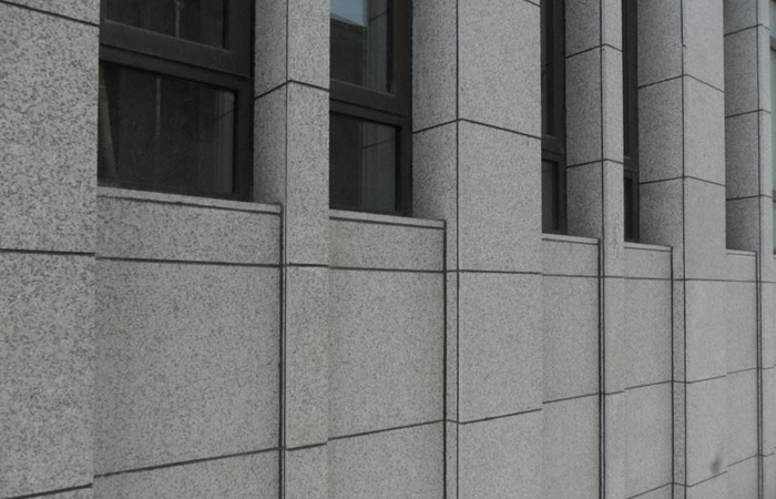 南阳芝麻灰外墙干挂石材及施工注意事项