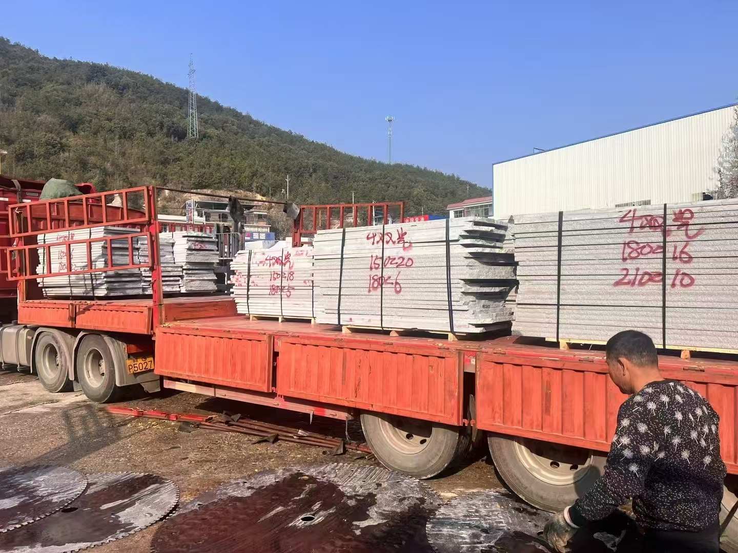 南阳 芝麻灰花岗岩光面毛板出货日常