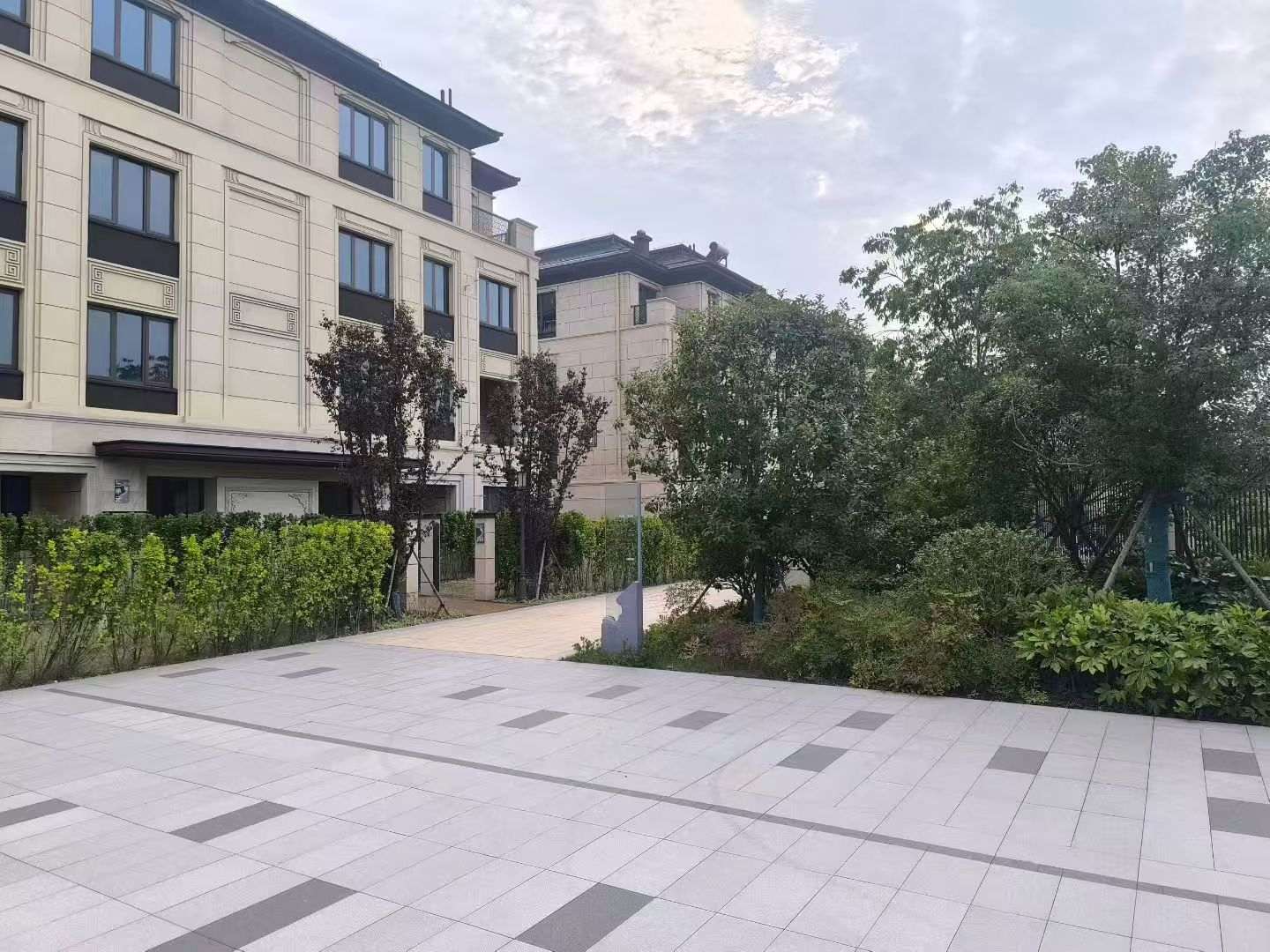 南阳 芝麻白与芝麻白搭配铺装，尺寸1200*600