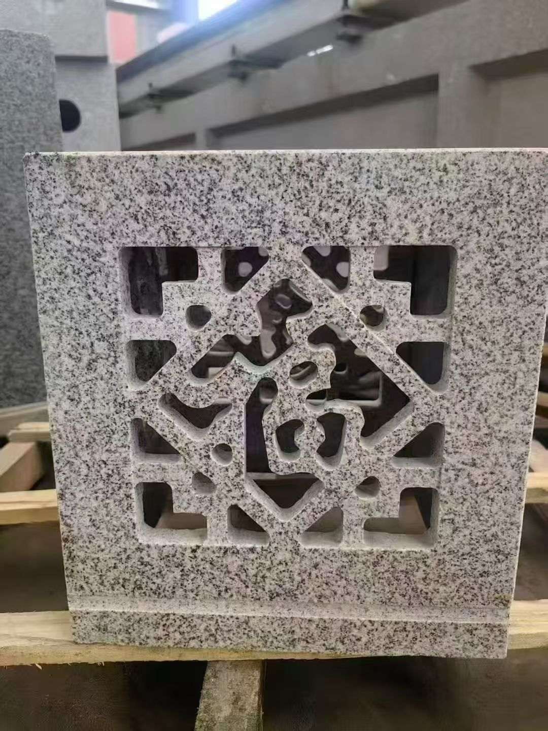 南阳 芝麻白花岗岩镂空雕花灯笼